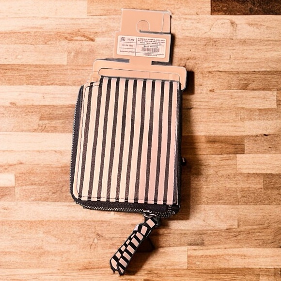 3/$15 *NWT* Mossimo Black & White Striped Bi-Fold Zip Wallet - Picture 2 of 4